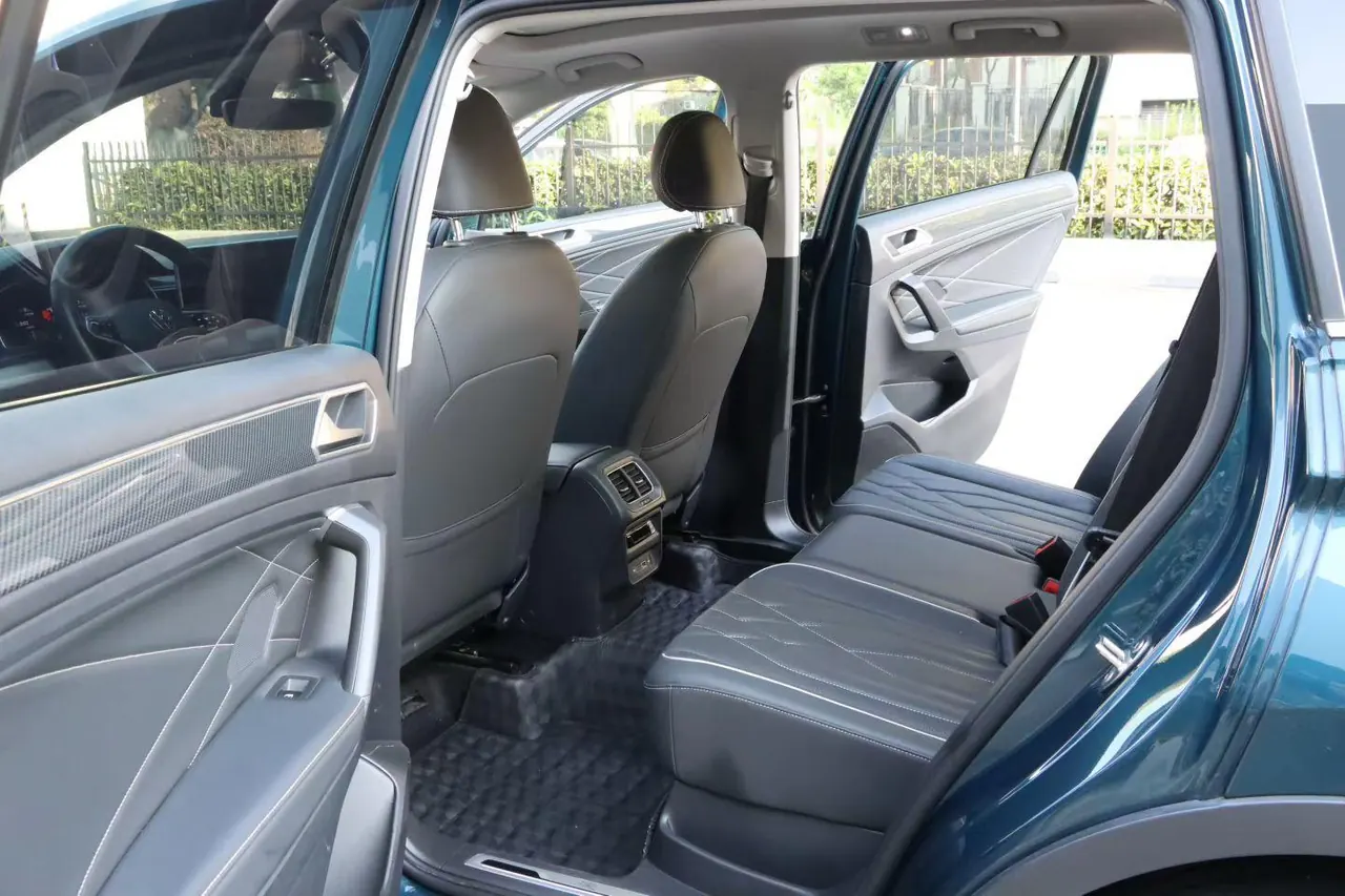 Volkswagen 2022 Tiguan L R-Line 2.0TSI 330TSI Two-Drive R-Line Overdrive Automatic Gear 4