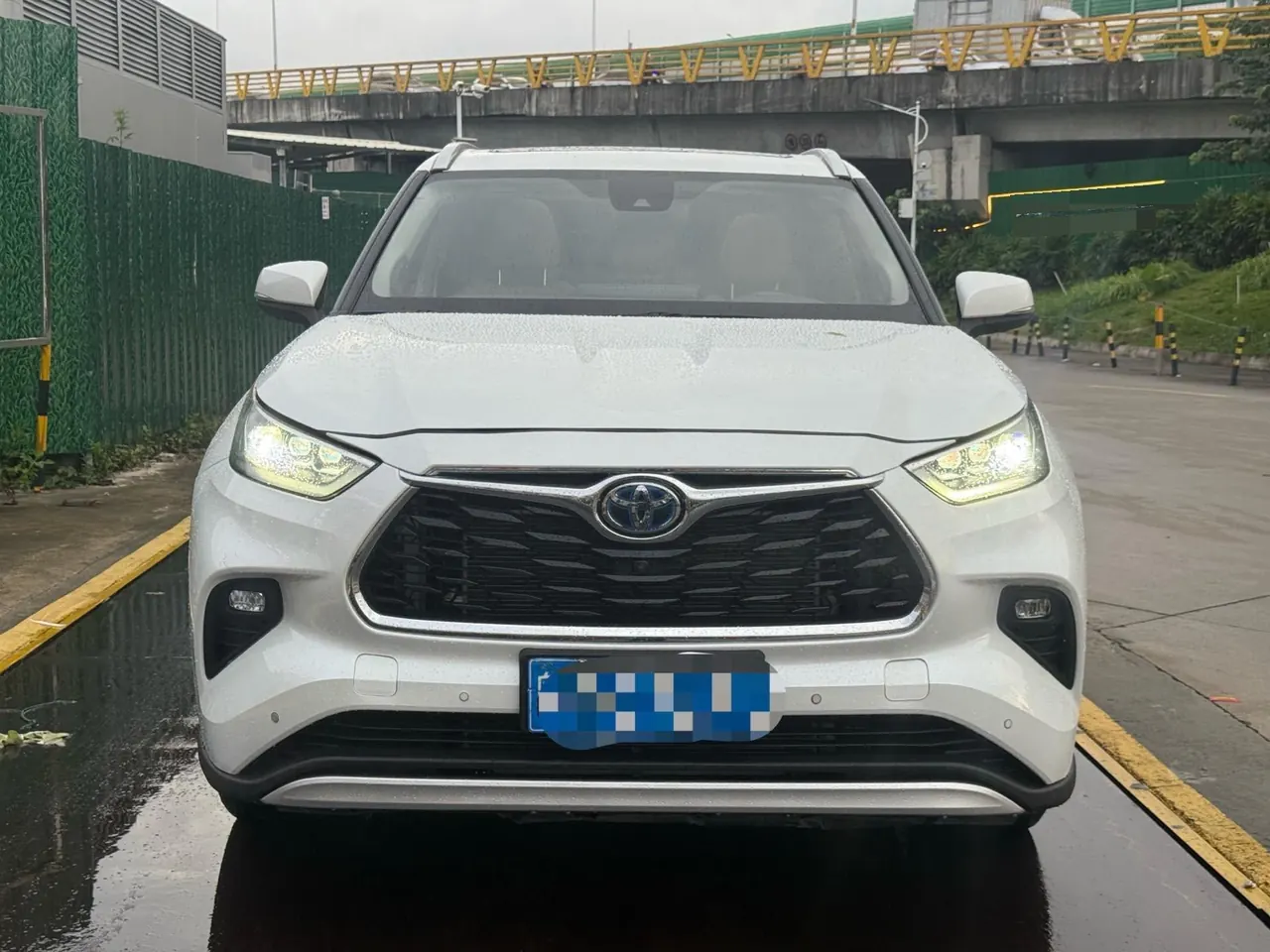 Toyota 2022 Highlander Dual Engine 2.5 Stepless Four-wheel Drive Extreme Edition 7-seat Automatic Gear 2