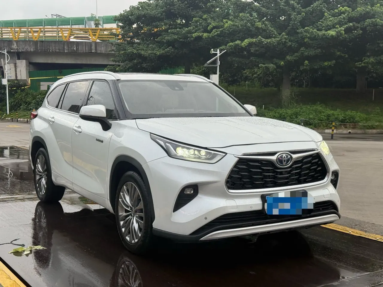 Toyota 2022 Highlander Dual Engine 2.5 Stepless Four-wheel Drive Extreme Edition 7-seat Automatic Gear 3