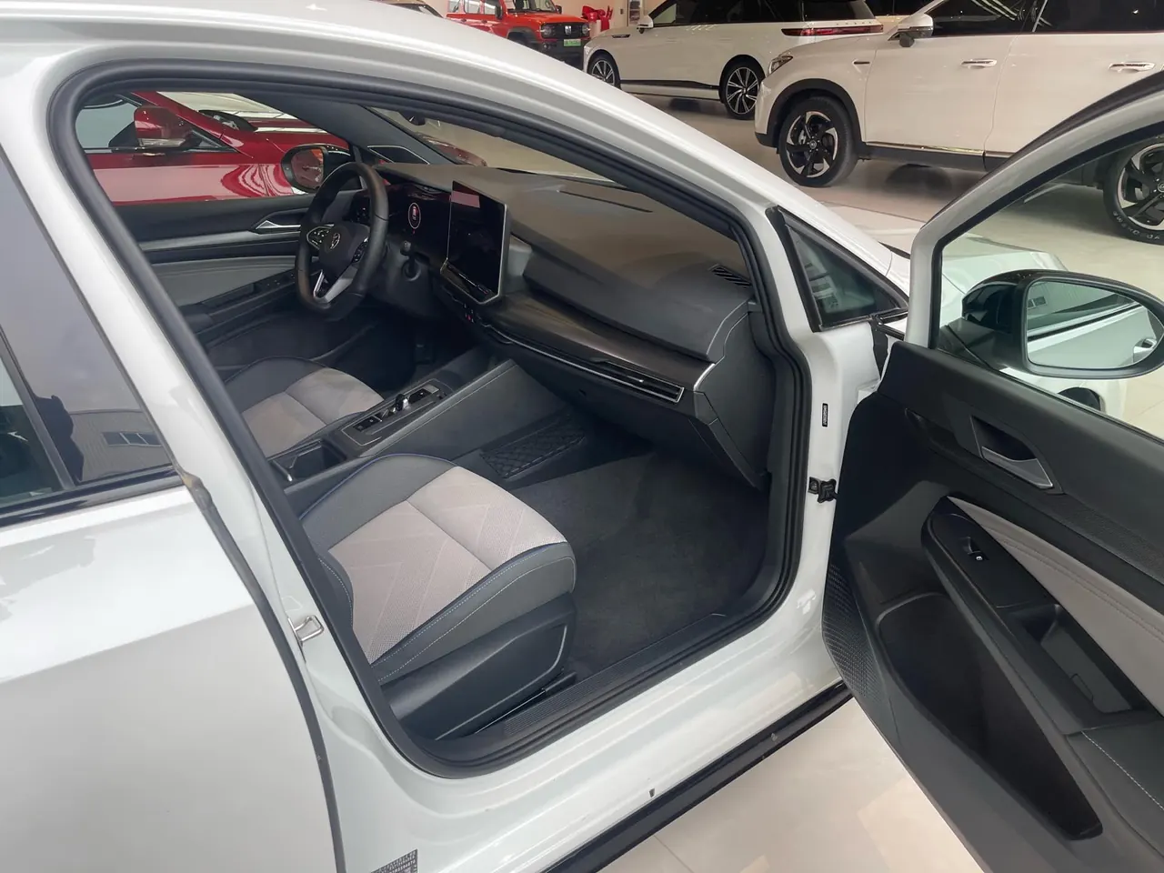 Volkswagen 2025 Golf 8 R-Line 1.5TSI 300TSI (Modified) Automatic Gear 4