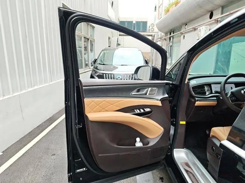 Denza 2025 Denza D9 DM-i 1.5T stepless four-wheel drive automatic gear 3