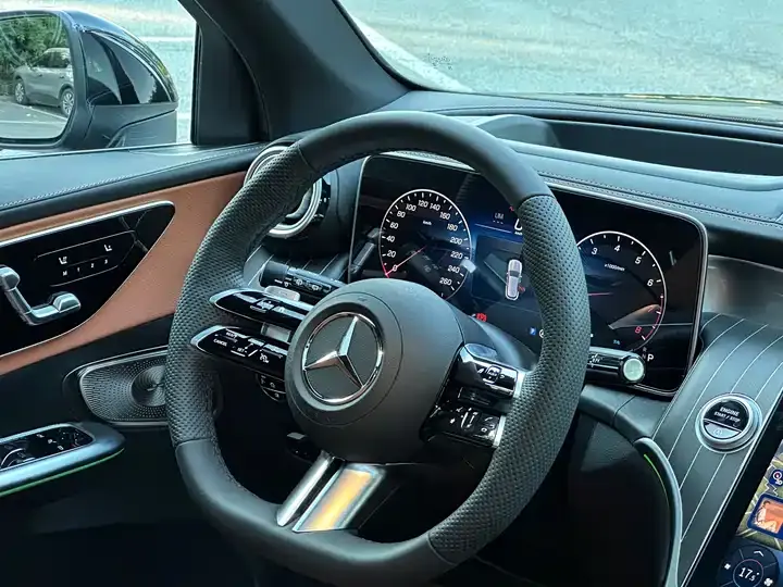 Mercedes Benz GLC 2025 GLC 300 L 4MATIC Luxury 5-seat 8