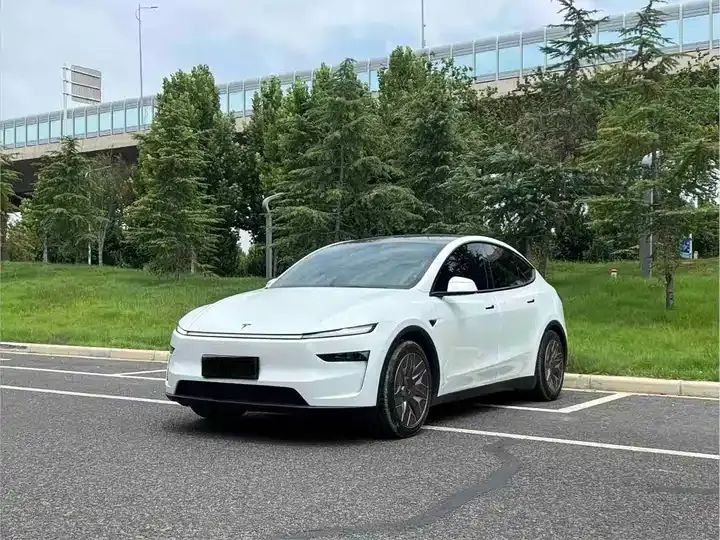 Open image lightbox: Model Y L 2025 long-range all-wheel drive version