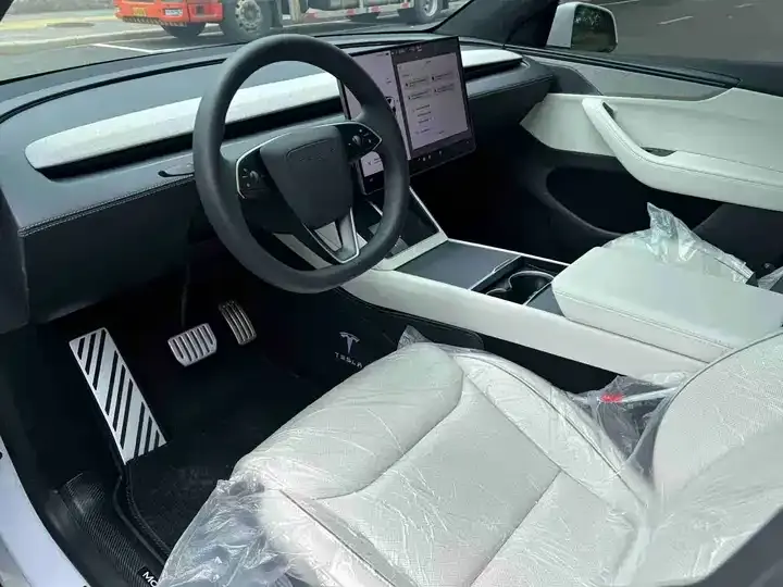 Model Y L 2025 long-range all-wheel drive version 4