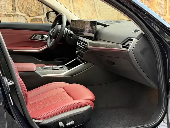 BMW 3 Series 2023 model 325i M Sport Package 7