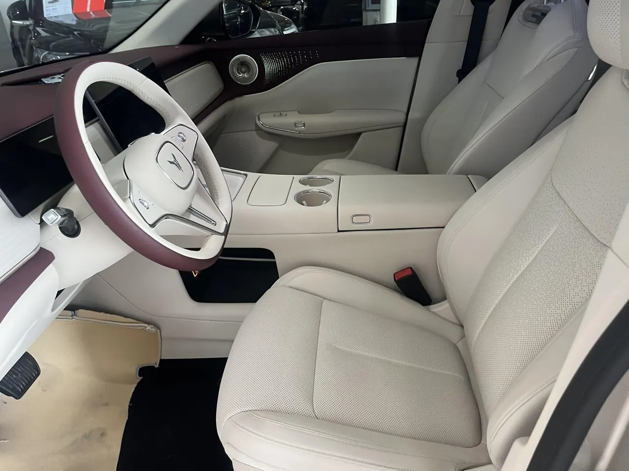 Voyah 2025 bosom friend four-wheel drive dry Kun version automatic gear 4
