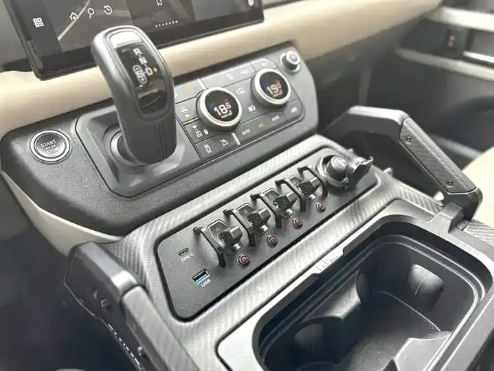 Land Rover Guard 2022 90 2.0T P300 Tiger Ambition Edition 6