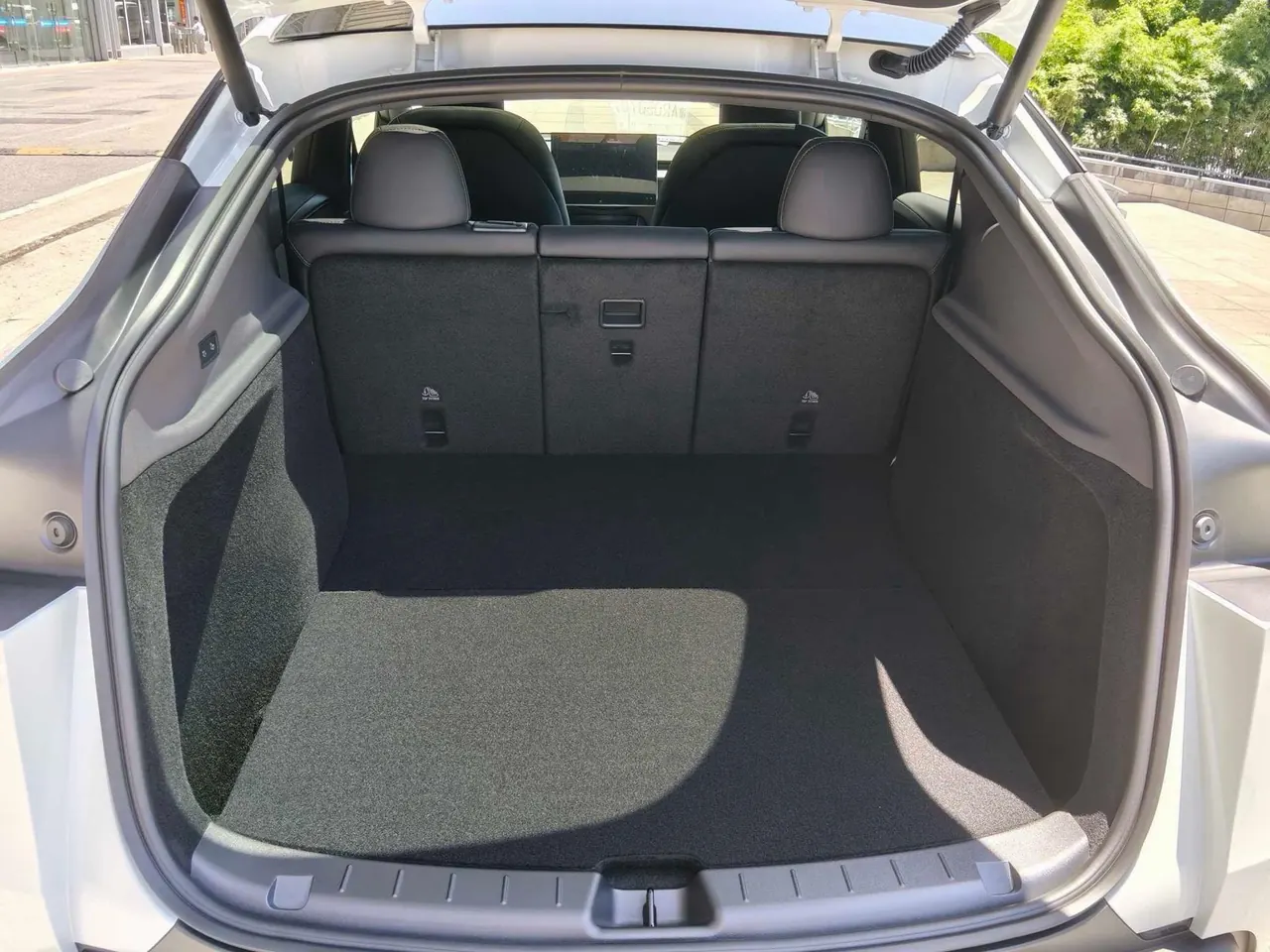 Tesla 2026 Model Y Rear-Wheel-Drive Automatic 5