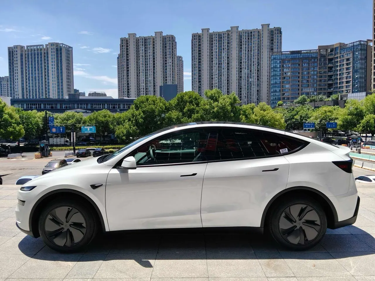 Tesla 2026 Model Y Rear-Wheel-Drive Automatic 7