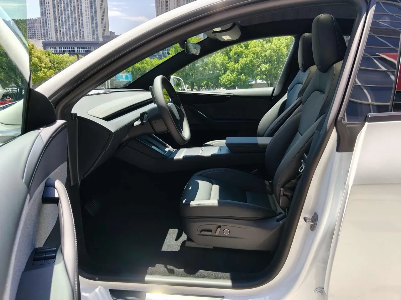 Tesla 2026 Model Y Rear-Wheel-Drive Automatic 9