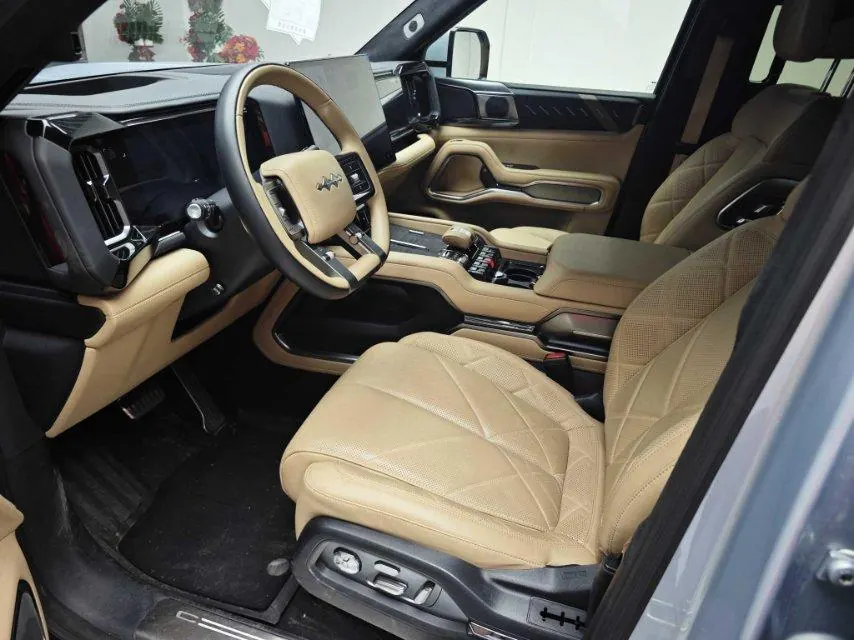 FangChengBao 2025 Leopard 8 2.0T Stepless Zhiyong Flagship Edition 6-seat Automatic Gear 2