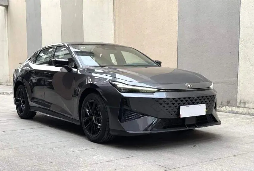 ChangAn 2024 UNI-V 1.5T Prestige Automatic 2