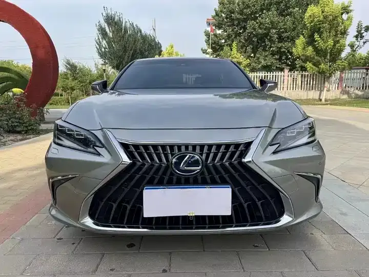 Lexus ES 2022 300h Premium Edition 2