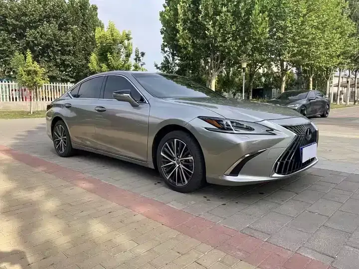 Lexus ES 2022 300h Premium Edition 3