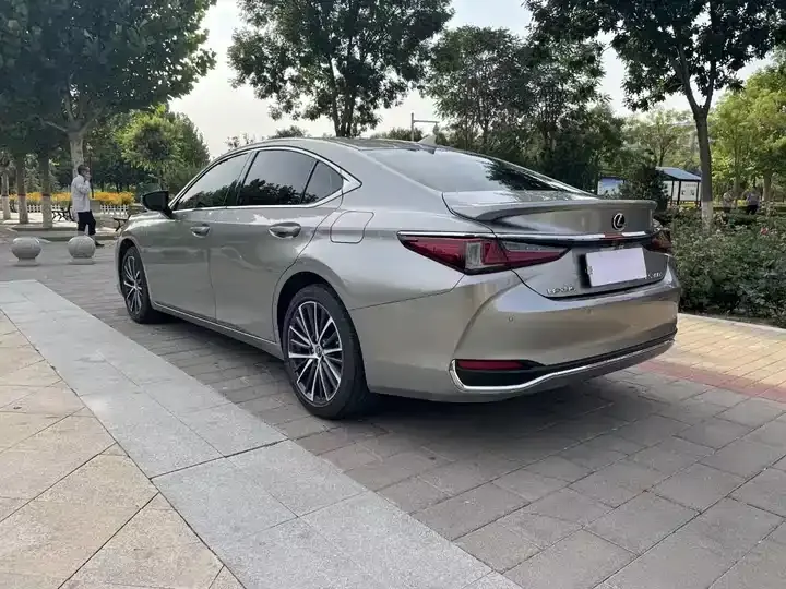Lexus ES 2022 300h Premium Edition 7
