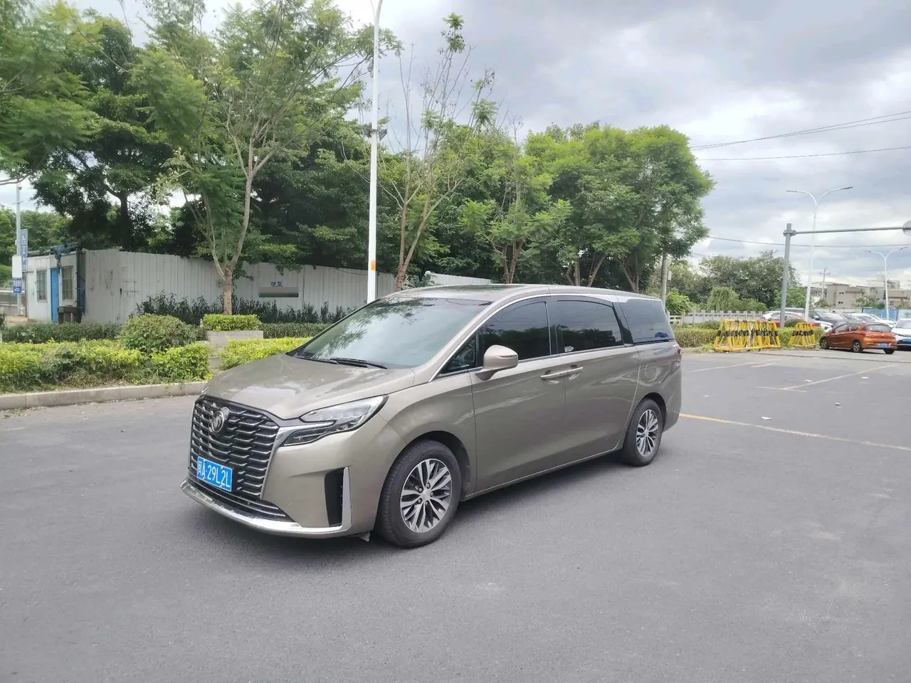 Buick 2021 GL8 ES Lu Zun 2.0T 653T Smart Luxury Automatic Gear - View 1