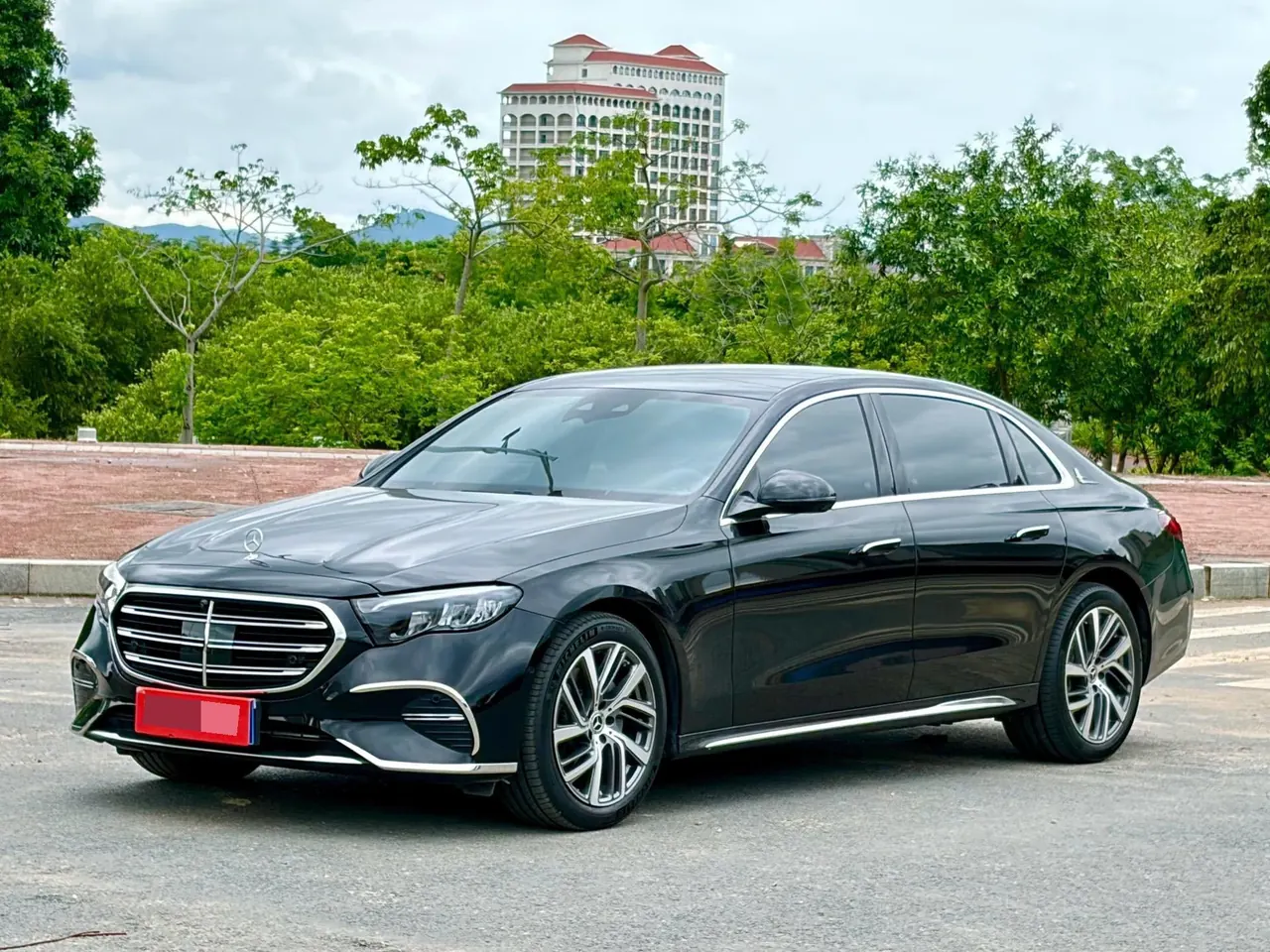 Mercedes Benz E-Class 2025 model E 300 L 48V 2.0T Luxury Edition Automatic - View 1