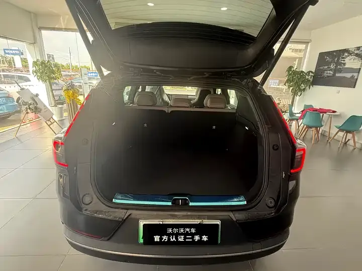 Volvo XC70 plug-in hybrid 2026 four-wheel drive long battery life Core 10