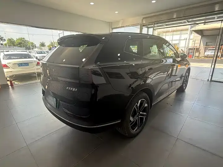 Volvo XC70 plug-in hybrid 2026 four-wheel drive long battery life Core 11