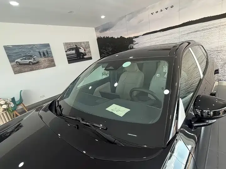 Volvo XC70 plug-in hybrid 2026 four-wheel drive long battery life Core 12