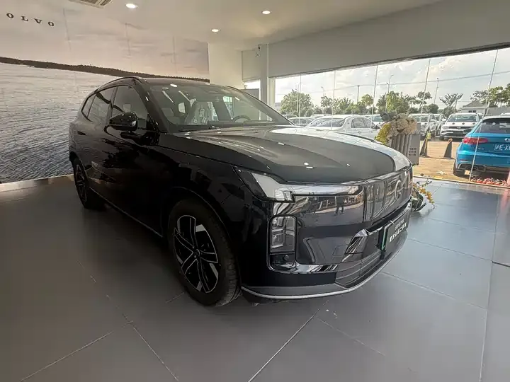 Volvo XC70 plug-in hybrid 2026 four-wheel drive long battery life Core 2