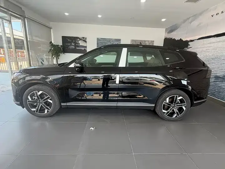 Volvo XC70 plug-in hybrid 2026 four-wheel drive long battery life Core 5