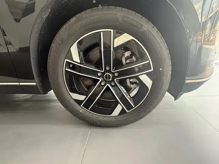 Volvo XC70 plug-in hybrid 2026 four-wheel drive long battery life Core 9