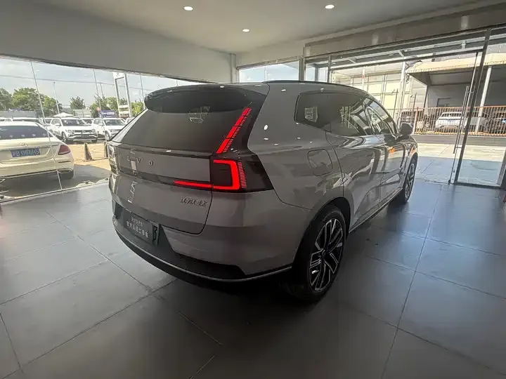 Volvo XC70 plug-in hybrid 2026 four-wheel drive long battery life Plus 10
