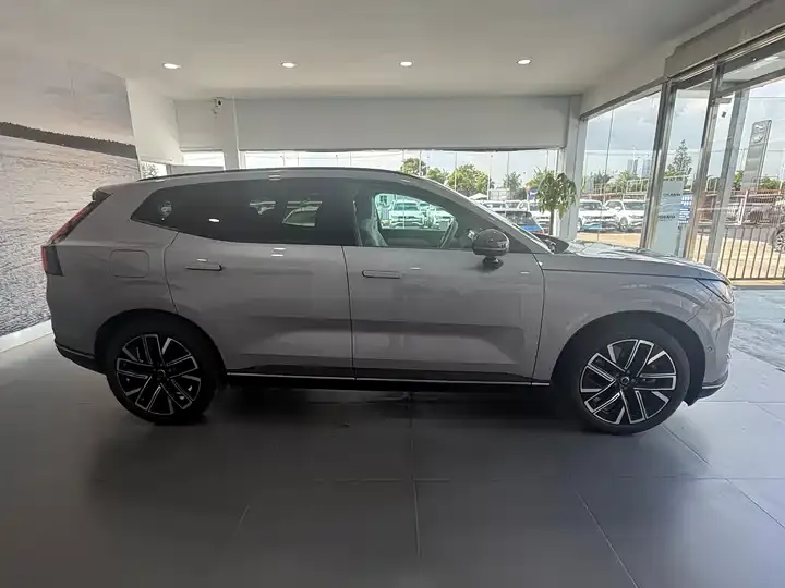 Volvo XC70 plug-in hybrid 2026 four-wheel drive long battery life Plus 11
