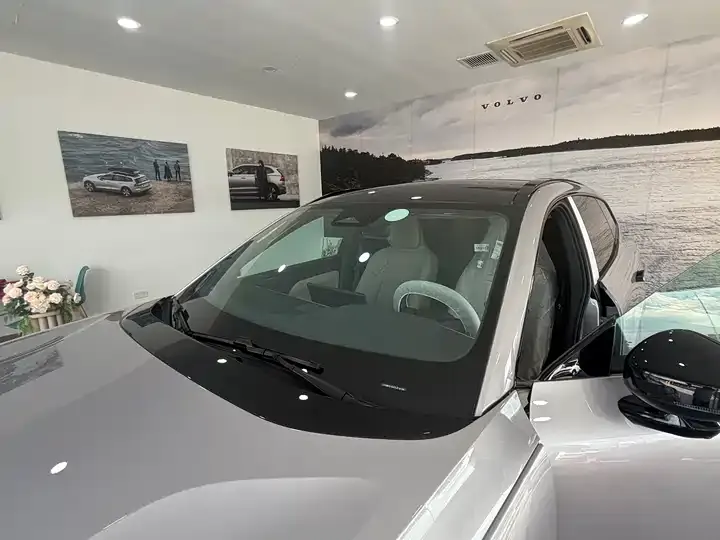 Volvo XC70 plug-in hybrid 2026 four-wheel drive long battery life Plus 12