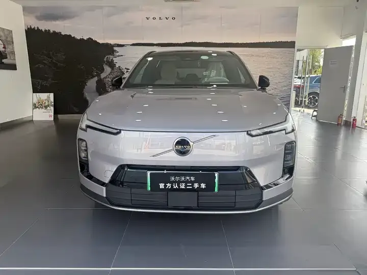 Volvo XC70 plug-in hybrid 2026 four-wheel drive long battery life Plus 4