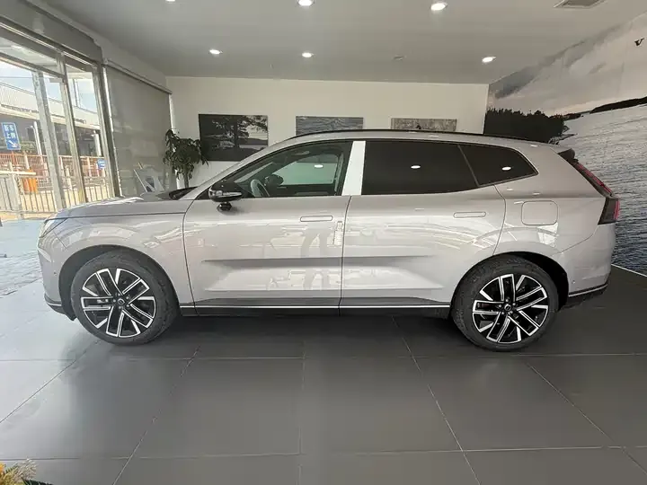 Volvo XC70 plug-in hybrid 2026 four-wheel drive long battery life Plus 6