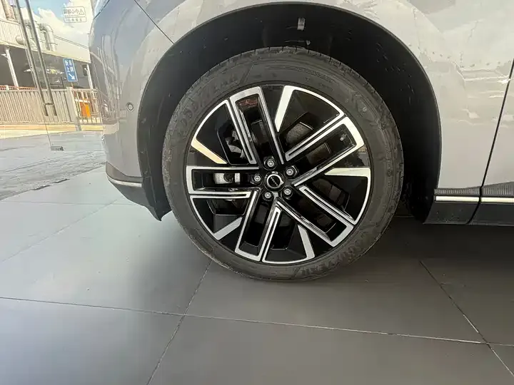 Volvo XC70 plug-in hybrid 2026 four-wheel drive long battery life Plus 7
