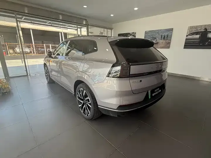 Volvo XC70 plug-in hybrid 2026 four-wheel drive long battery life Plus 8
