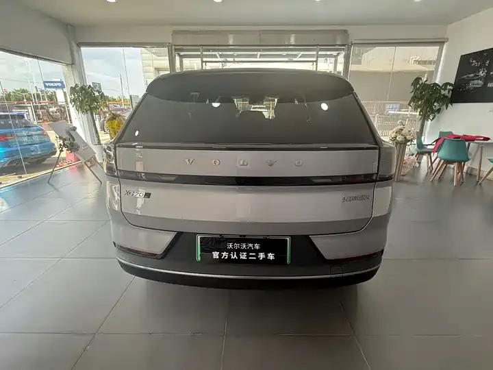 Volvo XC70 plug-in hybrid 2026 four-wheel drive long battery life Plus 9