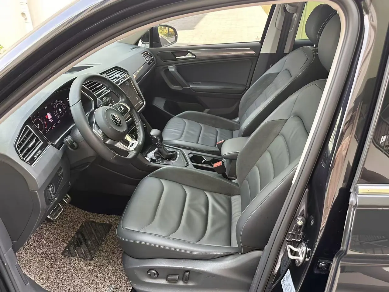 Volkswagen 2021 Tiguan L R-Line 2.0TSI 330TSI Two-Drive Overdrive Automatic Gear 4
