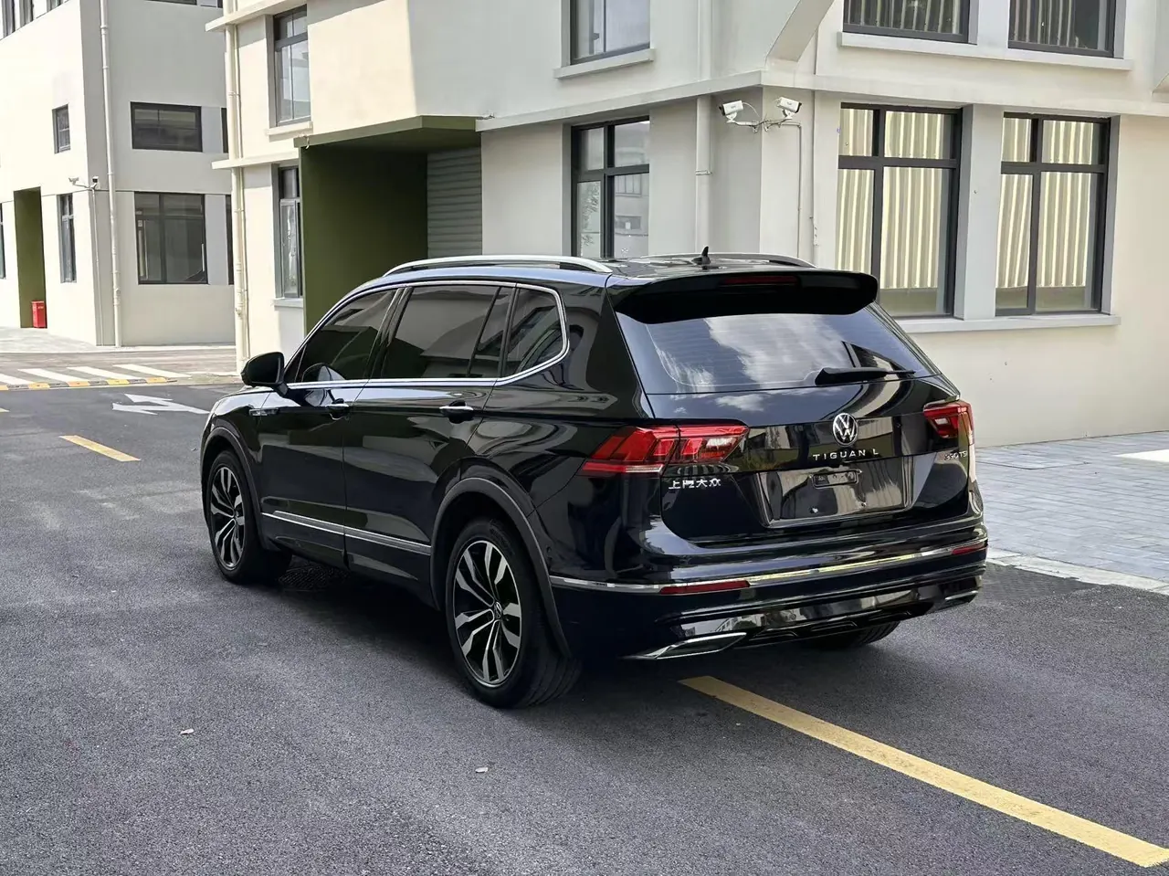 Volkswagen 2021 Tiguan L R-Line 2.0TSI 330TSI Two-Drive Overdrive Automatic Gear 7