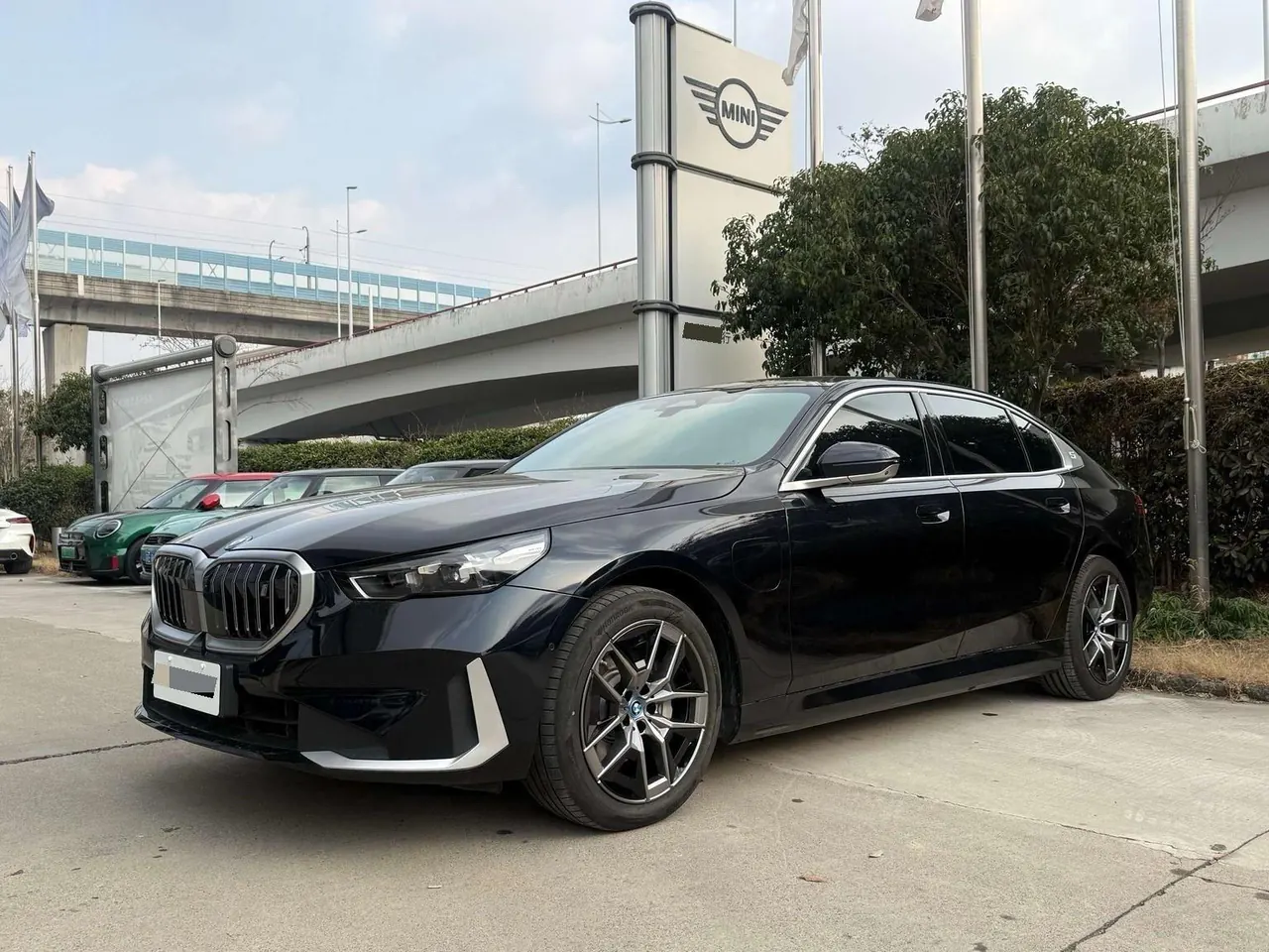 Open image lightbox: BMW 2024 i5 eDrive 35L Premium Luxury Suit Automatic Gear