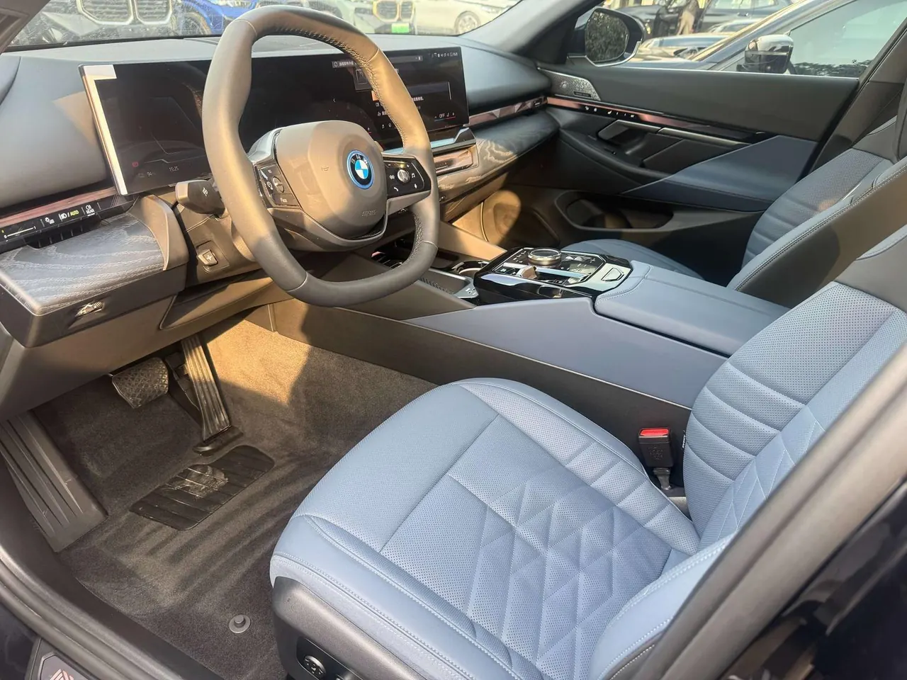 BMW 2024 i5 eDrive 35L Premium Luxury Suit Automatic Gear 11
