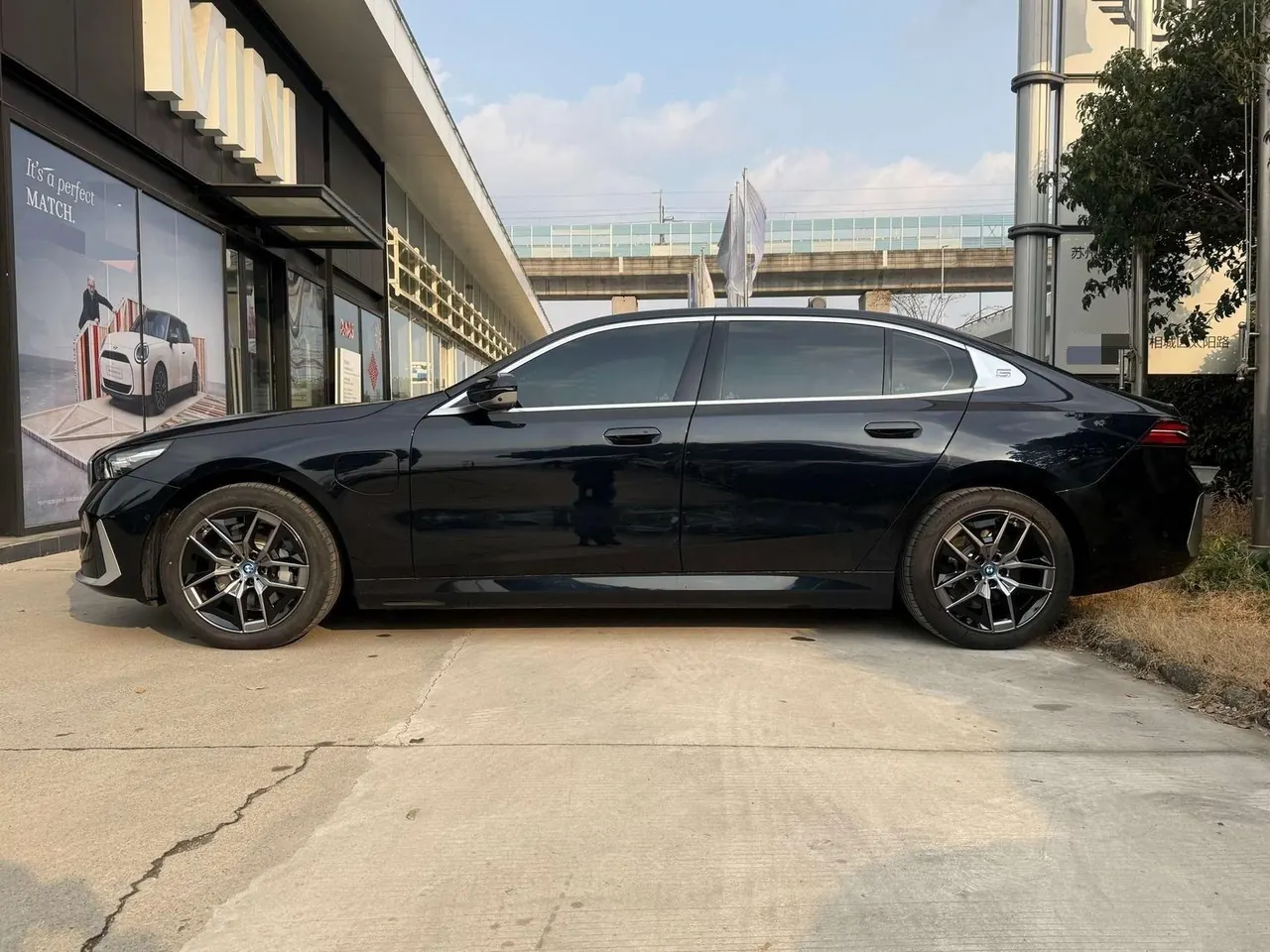 BMW 2024 i5 eDrive 35L Premium Luxury Suit Automatic Gear 8