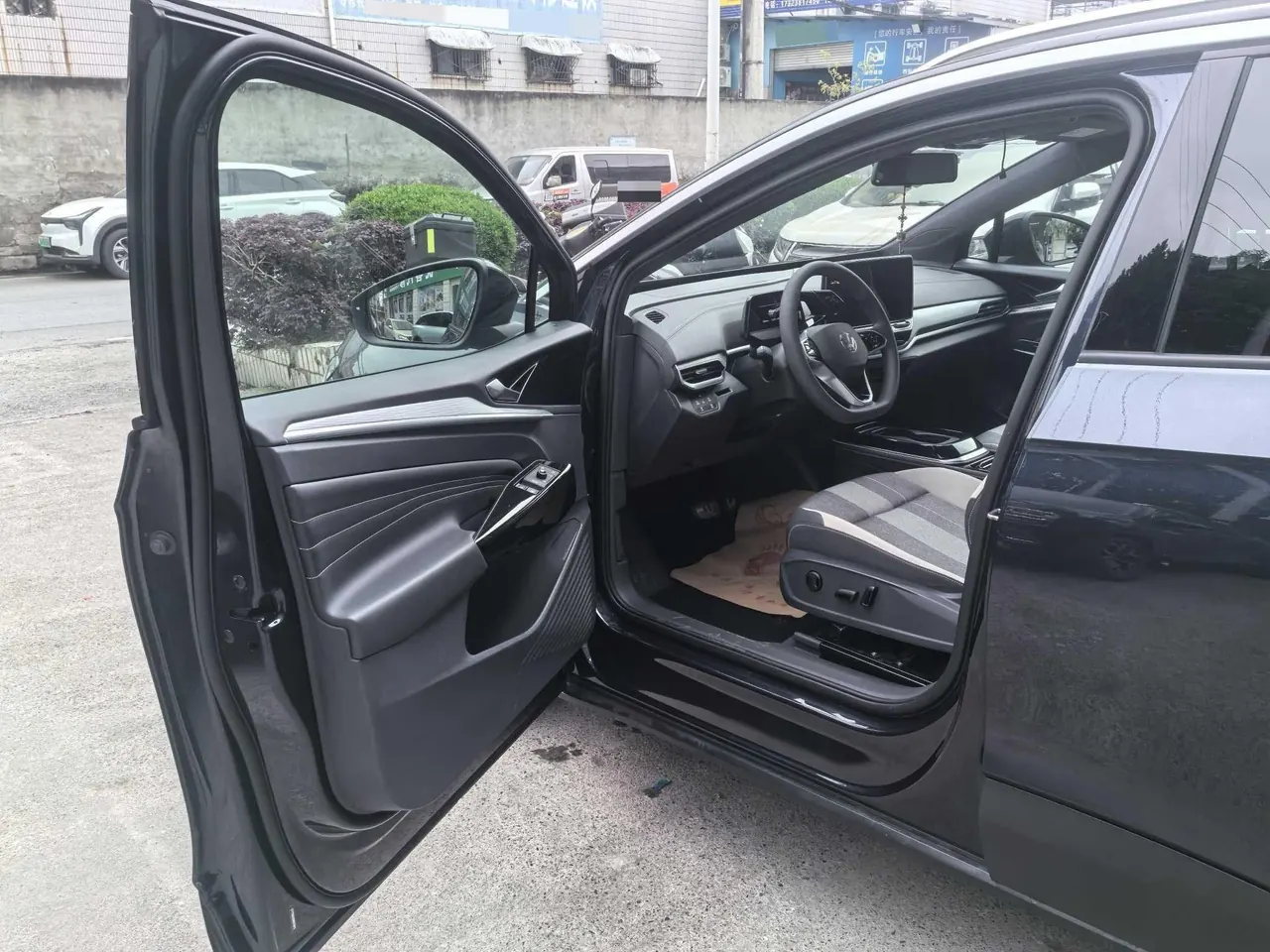 Volkswagen 2022 model ID. 4 CROZZ Pure Limited Edition Automatic Transmission 6