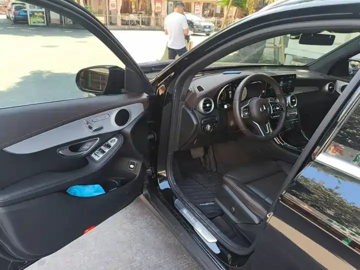 Mercedes Benz GLC 2022 changed to three GLC 260 L 4MATIC dynamic 12