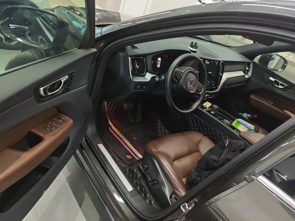 Volvo 2022 XC60 48V 2.0T B5 4-wheel-drive Zhiyi Deluxe Edition Automatic Gear 3