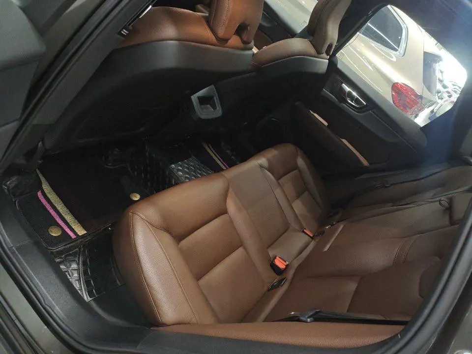 Volvo 2022 XC60 48V 2.0T B5 4-wheel-drive Zhiyi Deluxe Edition Automatic Gear 4