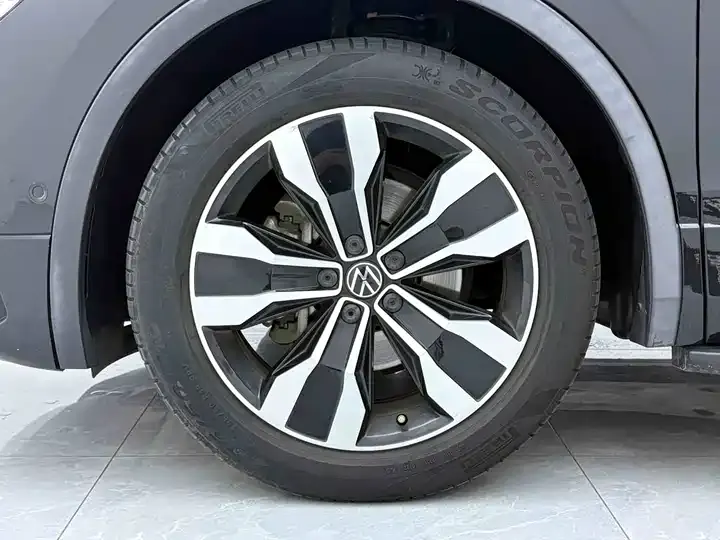 Tiguan L 2022 380TSI automatic four-wheel drive R-Line Yuexiang Edition 7 seats 9
