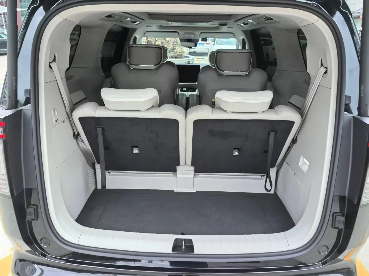 Volvo 2025 EM90 Ultra six-seat automatic gear 5