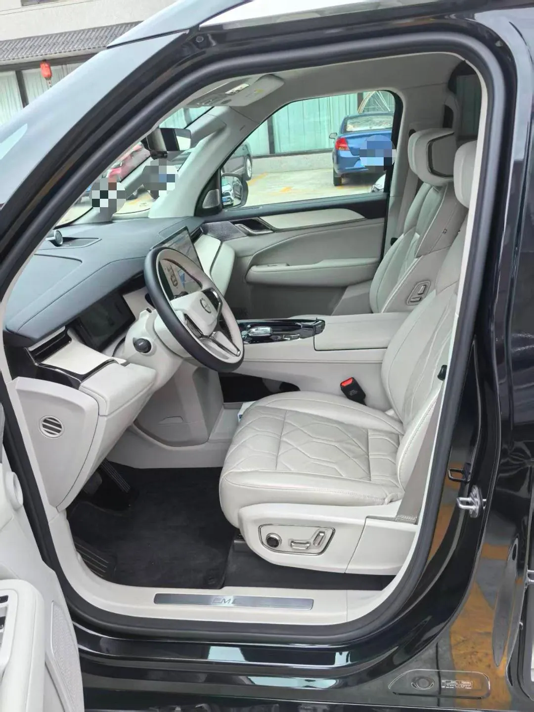 Volvo 2025 EM90 Ultra six-seat automatic gear 6