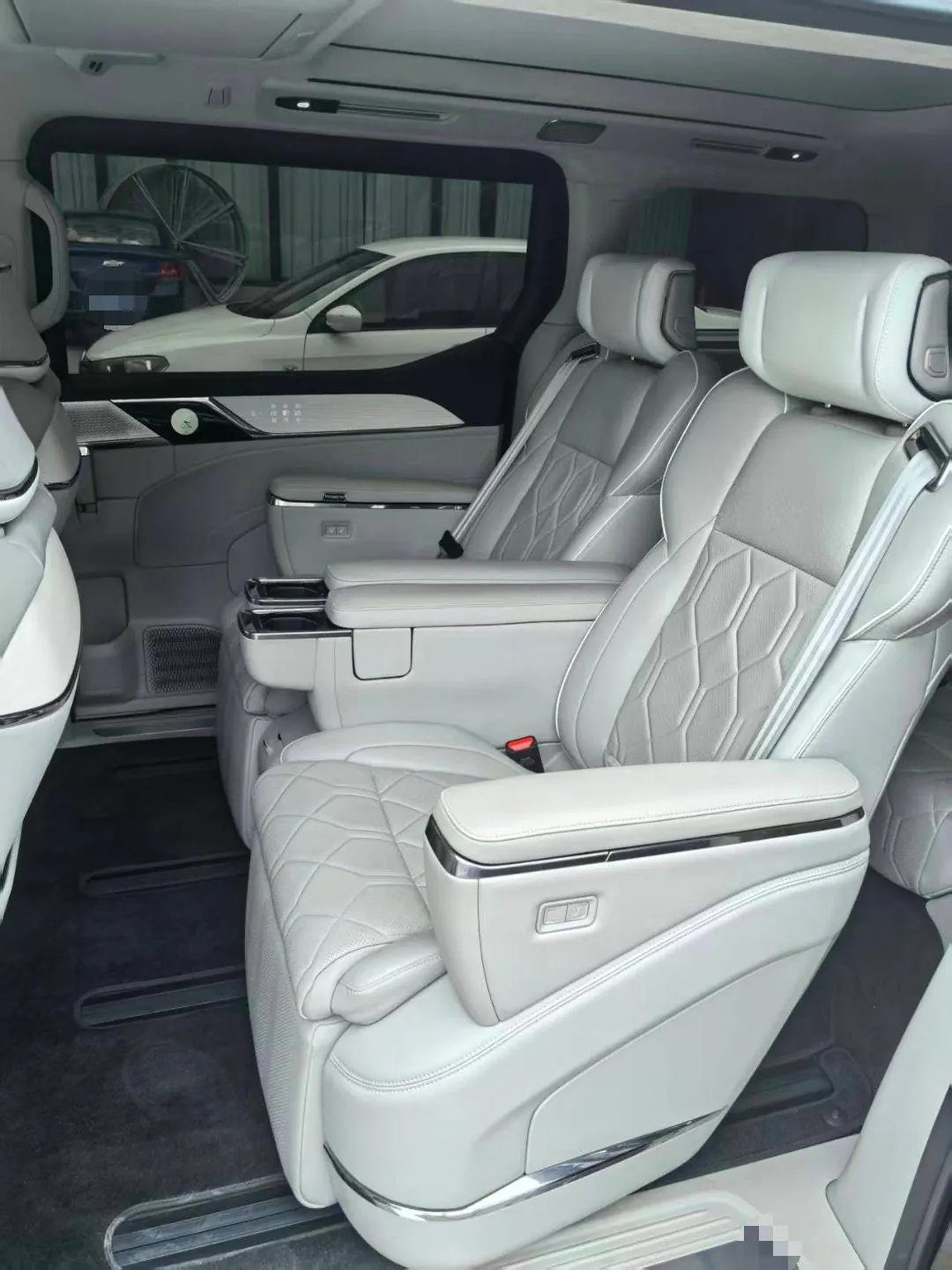 Volvo 2025 EM90 Ultra six-seat automatic gear 7