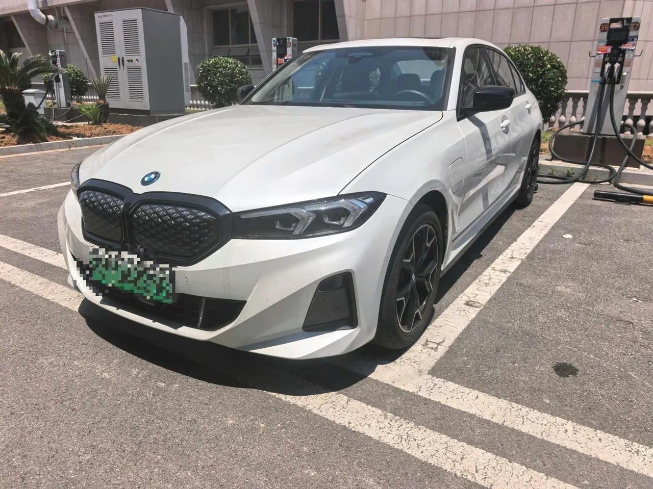 BMW 2025 i3 eDrive 40 L obsidian night suit automatic gear - View 1