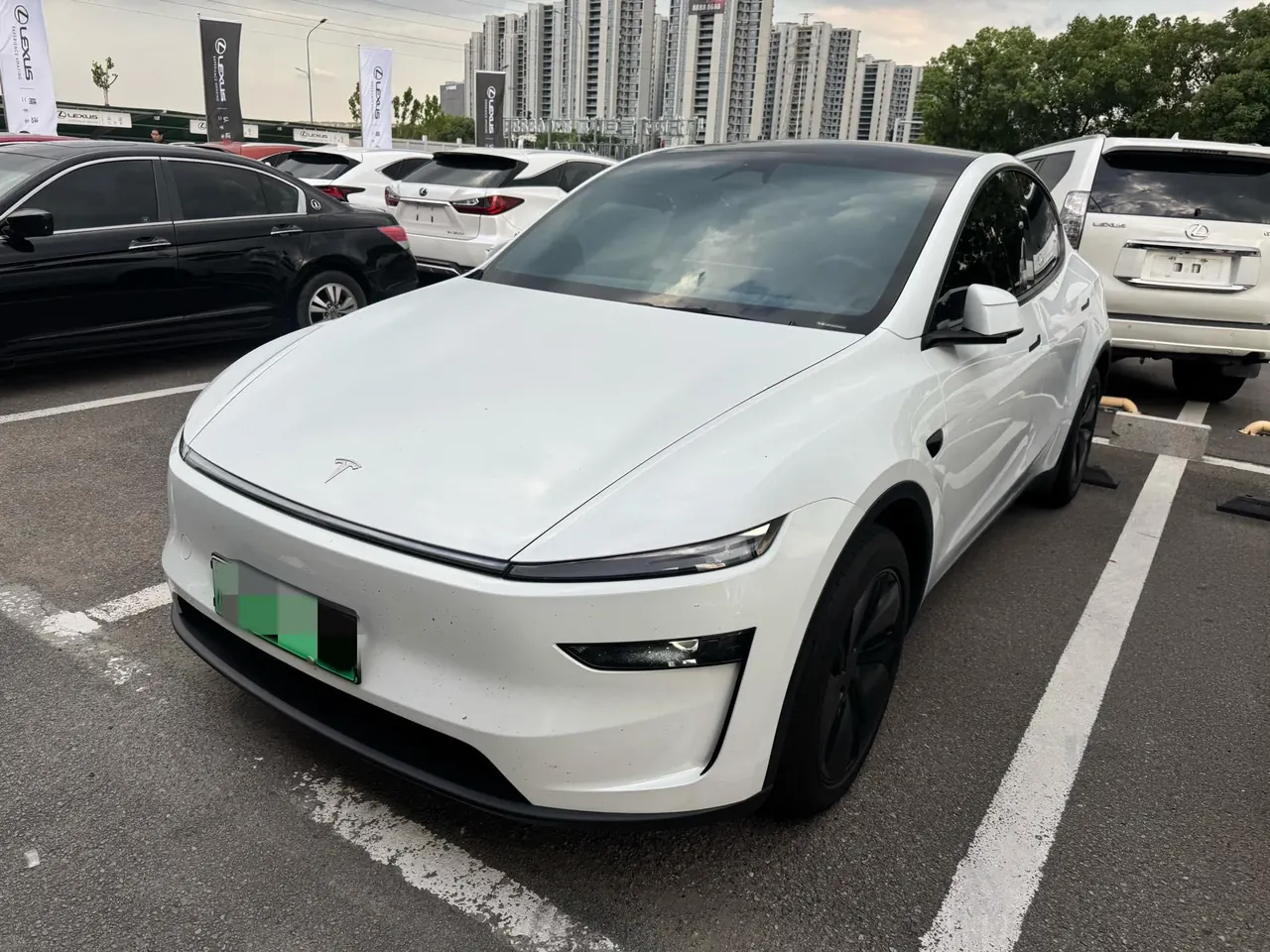 Tesla 2026 Model Y Long Range Rear-Wheel-Drive Automatic - View 1
